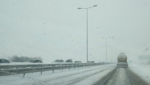 SNEG I JAK VETAR NAPRAVILI PRAVU POMETNJU: Nekoliko sudara na auto-putu između Srbije i Hrvatske, saobraćaj otežan (VIDEO)