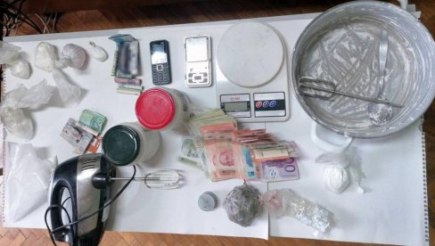 UHAPŠENI SMEDEREVCI ZBOG DROGE: Policija u stanu našla 2,7 kilograma spida UHAPŠENI SMEDEREVCI ZBOG DROGE: Policija u stanu našla 2,7 kilograma spida