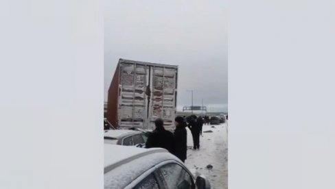 (UZNEMIRUJUĆI VIDEO) LANČANI SUDAR NA AUTO-PUTU: Slupalo se 30 automobila, poginulo i dete (UZNEMIRUJUĆI VIDEO) LANČANI SUDAR NA AUTO-PUTU: Slupalo se 30 automobila, poginulo i dete