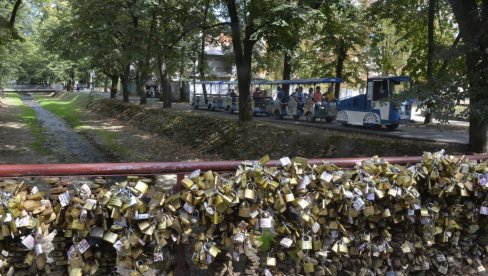 ЧЕК ЧЕКА 3.653 УГОСТИТЕЉА: Први пресек пријављених за ваучере, од 15. јануара почиње упис грађана ЧЕК ЧЕКА 3.653 УГОСТИТЕЉА: Први пресек пријављених за ваучере, од 15. јануара почиње упис грађана