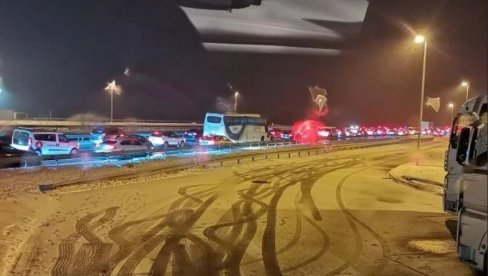 KOLAPS NA MILOŠU VELIKOM, BLOKIRAN I AUTO-PUT KOD UMČARA: Zbog snega koji pada lančani sudari i zastoji na svakom koraku (FOTO/VIDEO) KOLAPS NA MILOŠU VELIKOM, BLOKIRAN I AUTO-PUT KOD UMČARA: Zbog snega koji pada lančani sudari i zastoji na svakom koraku (FOTO/VIDEO)