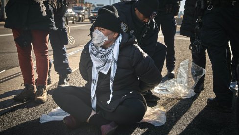 HAOS U NJUJORKU: Demonstranti blokiraju mostove i tunel, imaju samo jedan zahtev HAOS U NJUJORKU: Demonstranti blokiraju mostove i tunel, imaju samo jedan zahtev