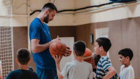 У ЛАЗАРЕВЦУ НЕГУЈУ БУДУЋЕ ШАМПИОНЕ: Клинце одушевио бивши репрезентативац Србије (ФОТО)