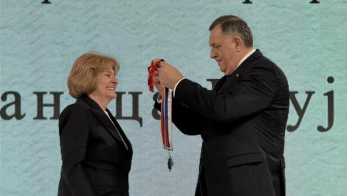 UVEK SAM SE TRUDILA DA BUDEM UZ SRPSKI NAROD DO KRAJA Ministarki Grujičić uručen Orden zastave Republike Srpske sa srebrnim vencem UVEK SAM SE TRUDILA DA BUDEM UZ SRPSKI NAROD DO KRAJA Ministarki Grujičić uručen Orden zastave Republike Srpske sa srebrnim vencem