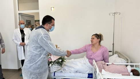NINA PRVA BEBA U LAZAREVCU: Opština darivala devojčicu dukatom i sa 100. 000 dinara NINA PRVA BEBA U LAZAREVCU: Opština darivala devojčicu dukatom i sa 100. 000 dinara