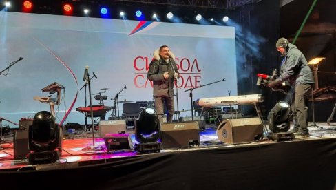 SRBADIJA NA NOGAMA: Baja Mali Knindža i Danica Crnogorčević se sreli posle nastupa u Banjaluci (FOTO) SRBADIJA NA NOGAMA: Baja Mali Knindža i Danica Crnogorčević se sreli posle nastupa u Banjaluci (FOTO)