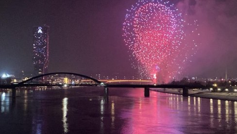 СПЕКТАКУЛАРНО: Погледајте како је изгледао ватромет поводом рођендана Републике Српске (ФОТО)