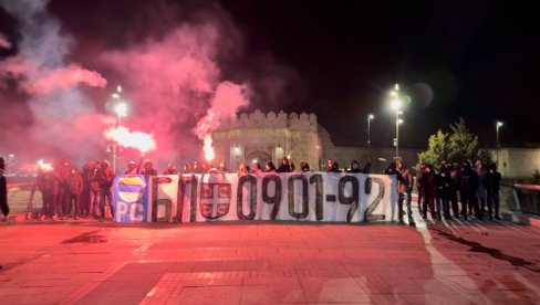 VESELO I BUČNO: Ovako je omladina u Nišu proslavila rođendan Republike Srpske (VIDEO)