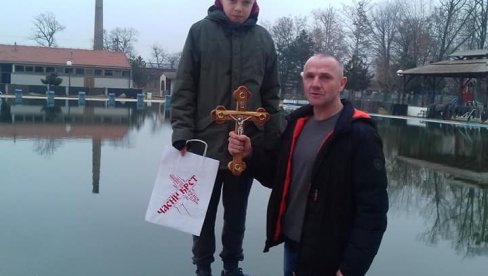 ЗА ЧАСНИ КРСТ И УСПОМЕНУ НА ЛУКУ: Многи се спремају за Богојављење, а у Раткову код Оџака учесници ће пливати за жртве бахате вожње ЗА ЧАСНИ КРСТ И УСПОМЕНУ НА ЛУКУ: Многи се спремају за Богојављење, а у Раткову код Оџака учесници ће пливати за жртве бахате вожње