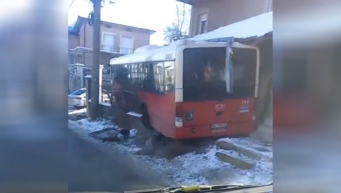 POGLEDAJTE - AUTOBUS SLETEO SA PUTA U RITOPEKU: Završio u dvorištu kuće (VIDEO)