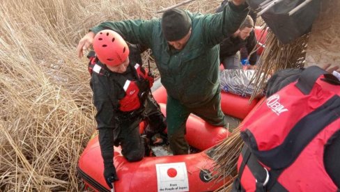 NA LEDENOM JEZERU SE PREVRNULA AMFIBIJA S 5 OSOBA: Drama u Subotici - Radnici sekli trsku i upali u vodu, spasli ih vatrogasci (FOTO) NA LEDENOM JEZERU SE PREVRNULA AMFIBIJA S 5 OSOBA: Drama u Subotici - Radnici sekli trsku i upali u vodu, spasli ih vatrogasci (FOTO)