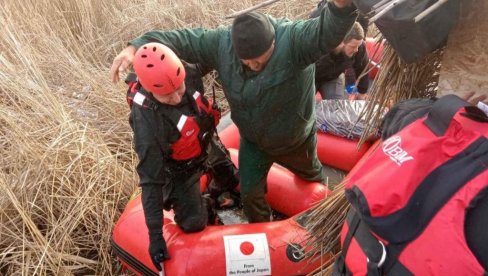 NA LEDENOM JEZERU SE PREVRNULA AMFIBIJA S 5 OSOBA: Drama u Subotici - Radnici sekli trsku i upali u vodu, spasli ih vatrogasci (FOTO)