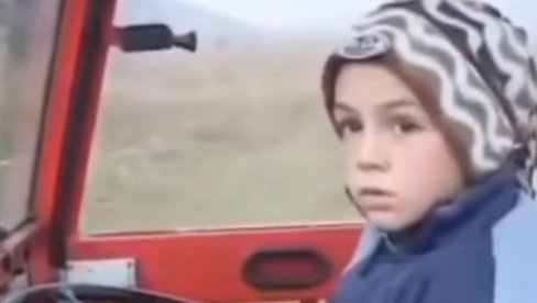 ЗА ПРИМЕР ИЛИ ОСУДУ? Пеђа трактором иде у школу, сам га вози - и то није све (ВИДЕО) ЗА ПРИМЕР ИЛИ ОСУДУ? Пеђа трактором иде у школу, сам га вози - и то није све (ВИДЕО)