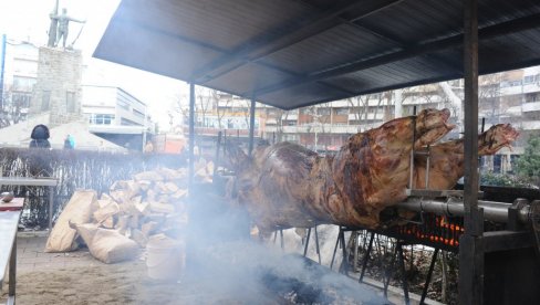 PEČENJE ZA OKREPLJENJE: Od jutarnjih sati Kraljevčani pripremaju doček srpske Nove godine