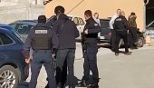 KURTIJEVA POLICIJA PRAVI HAOS PO KOSOVSKOJ MITROVICI: Hapšenje završilo pucnjavom, projektile zaustavili zidovi i fasade (VIDEO)