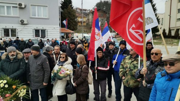 ОТКРИВЕНА СПОМЕН ПЛОЧА ТЕТОВСКИМ МУЧЕНИЦИМА: Одата пошта страдалима пре осам деценија