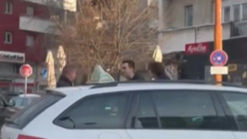 СУДАРИЛИ СЕ ПА ЗАСЕВАЛЕ ПЕСНИЦЕ: Туча због свађе у саобраћају код Каленић пијаце (ВИДЕО) СУДАРИЛИ СЕ ПА ЗАСЕВАЛЕ ПЕСНИЦЕ: Туча због свађе у саобраћају код Каленић пијаце (ВИДЕО)
