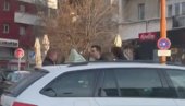 SUDARILI SE PA ZASEVALE PESNICE: Tuča zbog svađe u saobraćaju kod Kalenić pijace (VIDEO)