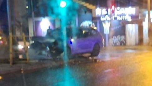 TEŽAK UDES KOD SKRETANJA ZA VINČU, IMA POVREĐENIH: Prizor na licu mesta jeziv, vozila smrskana (FOTO) TEŽAK UDES KOD SKRETANJA ZA VINČU, IMA POVREĐENIH: Prizor na licu mesta jeziv, vozila smrskana (FOTO)