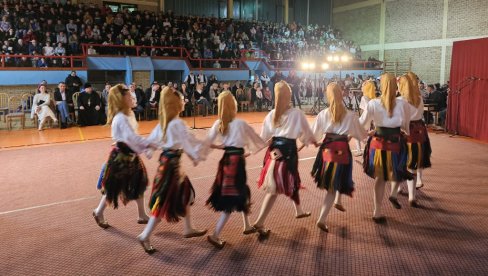 ЧУВАРИ ТРАДИЦИЈЕ: Годишњи концерт КУД Рудар у Угљевику дар за славу (ФОТО) ЧУВАРИ ТРАДИЦИЈЕ: Годишњи концерт КУД Рудар у Угљевику дар за славу (ФОТО)