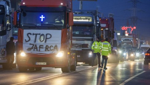 HAOTIČNO I U RUMUNIJI: Besni poljoprivrednici okupirali ulice, saobraćaj u kolapsu, a pronalaska rešenja nema ni na vidiku (FOTO/VIDEO)