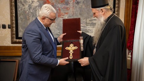 ТРАЖЕ СМЕНУ МАНДИЋА: Узбуба опозиције, дела НВО, Факултета за црногорски језик, ПЕН центра због тробојке ТРАЖЕ СМЕНУ МАНДИЋА: Узбуба опозиције, дела НВО, Факултета за црногорски језик, ПЕН центра због тробојке
