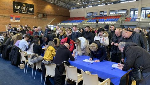 VIŠE STOTINA GRAĐANA PRISTIGLO ISPRED SPORTSKE HALE U SEVERNOJ MITROVICI: U toku potpisivanje peticije za smenu gradonačelnika (FOTO)