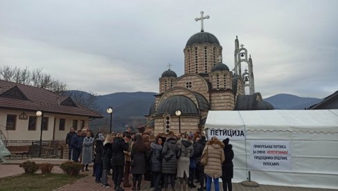 KURTIJEVO IŽIVLJAVANJE NE PRESTAJE: Tzv. kosovska policija naredila Srbima - Ako ne uklonite šatore do 15 sati, mi ćemo KURTIJEVO IŽIVLJAVANJE NE PRESTAJE: Tzv. kosovska policija naredila Srbima - Ako ne uklonite šatore do 15 sati, mi ćemo