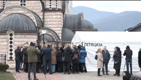 SRBI NISU UKLONILI ŠATOR: Napeta situacija u Leposaviću, pored zgrade opštine pripadnici tzv. kosovske policije (FOTO) SRBI NISU UKLONILI ŠATOR: Napeta situacija u Leposaviću, pored zgrade opštine pripadnici tzv. kosovske policije (FOTO)