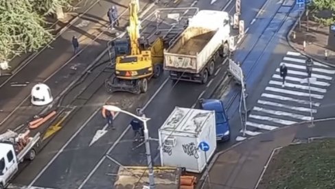 RADOVI U POŽEŠKOJ BLOKIRALI BANOVO BRDO: Građani koji se voze autobusima koji prolaze preko Banovog brda moraju da se naoružaju strpljenje RADOVI U POŽEŠKOJ BLOKIRALI BANOVO BRDO: Građani koji se voze autobusima koji prolaze preko Banovog brda moraju da se naoružaju strpljenje