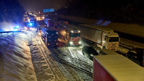 СНЕЖНА ОЛУЈА НАПРАВИЛА ХАОС У НЕМАЧКОЈ: Блокирани путеви, путници сатима чекају у возилима (ФОТО/ВИДЕО)