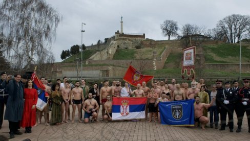 ZA ČASNI KRST: Pripadnici MUP-a, Žandarmerije, SAJ-a i Kraljevski red vitezova plivali uoči Bogojavljenja (FOTO)