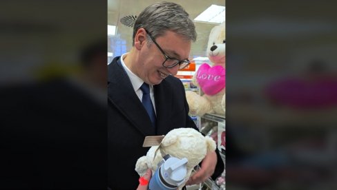 POŠTO NE UMEM DA KAŽEM, BAREM NEKA PROČITAJU: Dirljiv snimak - Pogledajte šta je predsednik Vučić kupio za Danila, Vukana i Milicu (VIDEO) POŠTO NE UMEM DA KAŽEM, BAREM NEKA PROČITAJU: Dirljiv snimak - Pogledajte šta je predsednik Vučić kupio za Danila, Vukana i Milicu (VIDEO)