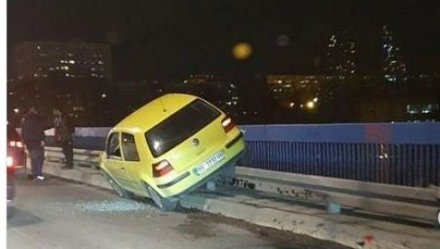 STAKLO SVUDA PO PUTU, AUTO ZAVRŠIO NA BANKINI: Saobraćajna nesreća na Plavom mostu, zbog sudara dva automobila otežan saobraćaj  (FOTO)