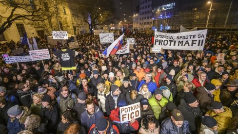 PROTESTI ŠIROM SLOVAČKE: U Bratislavi 30.000 ljudi protiv izmena krivičnog zakona (FOTO) PROTESTI ŠIROM SLOVAČKE: U Bratislavi 30.000 ljudi protiv izmena krivičnog zakona (FOTO)