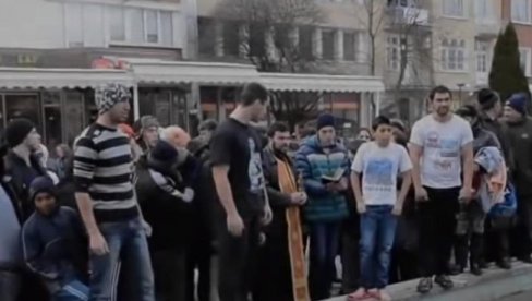DANAS JE BOGOJAVLJENJE, POVOD DA SE SETIMO NAJSMEŠNIJEG SNIMKA NA INTERNETU: Bugari plivaju za časni krst (VIDEO) DANAS JE BOGOJAVLJENJE, POVOD DA SE SETIMO NAJSMEŠNIJEG SNIMKA NA INTERNETU: Bugari plivaju za časni krst (VIDEO)