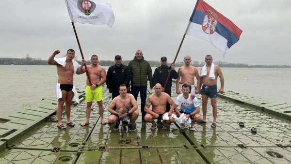 ПРИПАДНИЦИ КПЗ ИЗ БЕОГРАДА И ПОЖАРЕВЦА ПЛИВАЛИ ЗА ЧАСНИ КРСТ: Обележили један од највећих хришћанских празника