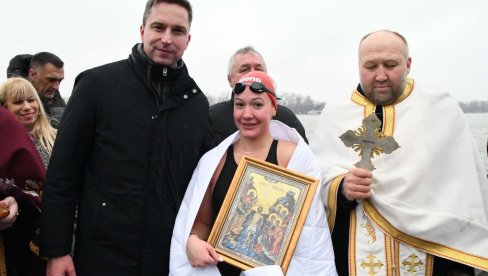 МАРИЈА ПРВА ДО ЧАСНОГ КРСТА : Стотину учесника Богојављенског пливања у Сремској Каменици МАРИЈА ПРВА ДО ЧАСНОГ КРСТА : Стотину учесника Богојављенског пливања у Сремској Каменици