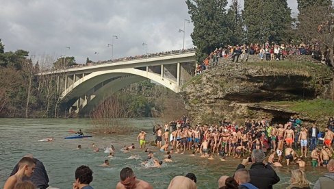 БОГОЈАВЉЕЊЕ У ПОДГОРИЦИ: До крста први испливао Богдан Јовићевић (ФОТО/ВИДЕО)