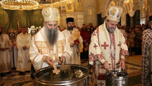 NA DAN KRŠTENJA GOSPODNJEG JAVIO SE BOG: Patrijarh Porfirije na Bogojavljenje bogoslužio u hramu Svetog Save (FOTO)