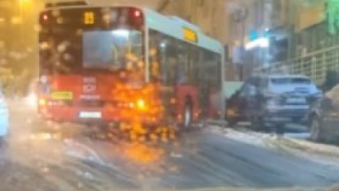 SAOBRAĆAJKA U BEOGRADU: Proklizao autobus 89 (VIDEO)