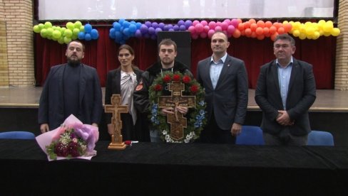 OSTVARIO DEČAČKI SAN: Lazar Jakovljević prvi u Zrenjaninu na Bogojavljenje doplivao do Časnog krsta (FOTO) OSTVARIO DEČAČKI SAN: Lazar Jakovljević prvi u Zrenjaninu na Bogojavljenje doplivao do Časnog krsta (FOTO)