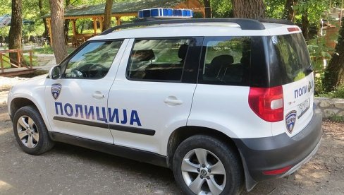 POLICAJAC ZAUSTAVIO ŽENU, PA UMESTO DA JOJ NAPIŠE KAZNU POČEO DA JE LJUBI PO VRATU I GRUDIMA: Bizaran slučaj u Severnoj Makedoniji