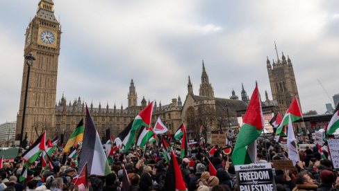 ZATVOREN SIMBOL LONDONA: Demonstranti blokirali čuveni pokretni most