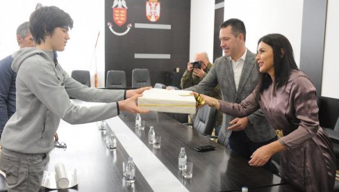 МАТЕМАТИКА У МАЛОМ ПРСТУ: Краљевачки гимназијалац Вук Барлов на листи 112 најбољих ђака у Србији МАТЕМАТИКА У МАЛОМ ПРСТУ: Краљевачки гимназијалац Вук Барлов на листи 112 најбољих ђака у Србији
