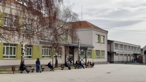 DOJAVE O BOMBAMA I U LESKOVCU: Deca radi bezbednosti poslata kućama