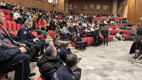 БЕЗБЕДНОСТ МЛАДИХ У САОБРАЋАЈУ: Едукативна трибина одржана у Зрењанину (ФОТО) БЕЗБЕДНОСТ МЛАДИХ У САОБРАЋАЈУ: Едукативна трибина одржана у Зрењанину (ФОТО)