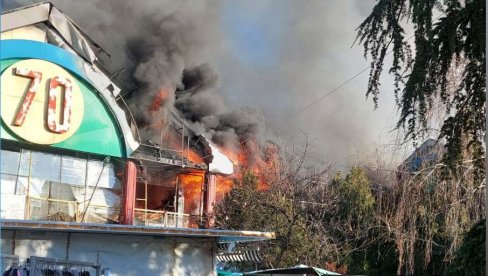 ДРАМАТИЧНЕ СЦЕНЕ У БЛОКУ 70: Погледајте како хеликоптер гаси пожар у кинеском тржном центру (ВИДЕО) ДРАМАТИЧНЕ СЦЕНЕ У БЛОКУ 70: Погледајте како хеликоптер гаси пожар у кинеском тржном центру (ВИДЕО)