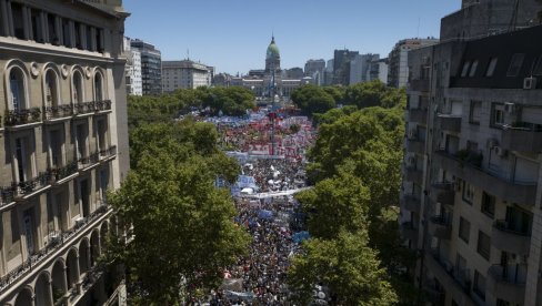 МАСОВНИ ШТРАЈК У БУЕНОС АЈРЕСУ: Аргентинци против економских реформи председника Милеја (ФОТО)