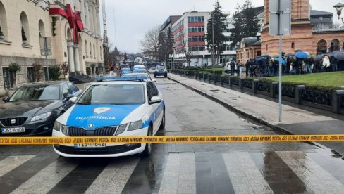 ХАОС У ЦЕНТРУ ГРАДА: Дојава о бомби у Градској управи Бањалука ХАОС У ЦЕНТРУ ГРАДА: Дојава о бомби у Градској управи Бањалука